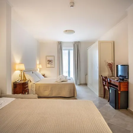Hotel Elena 3*