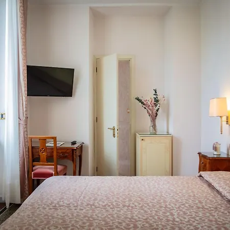 Hotel Elena 3*