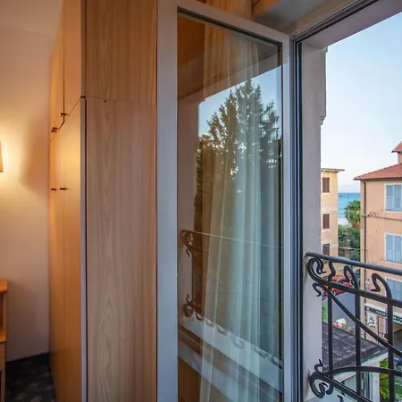 Hotel Elena 3*