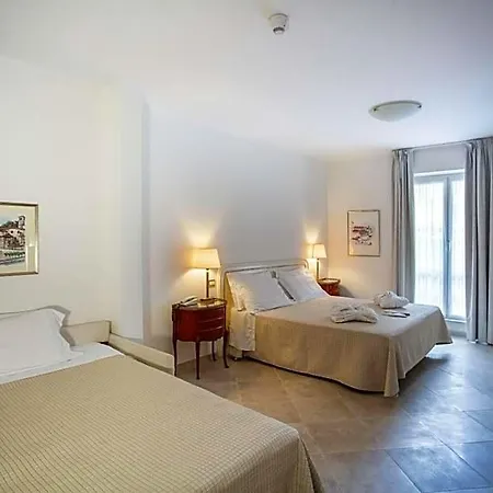 Elena 3* Varazze