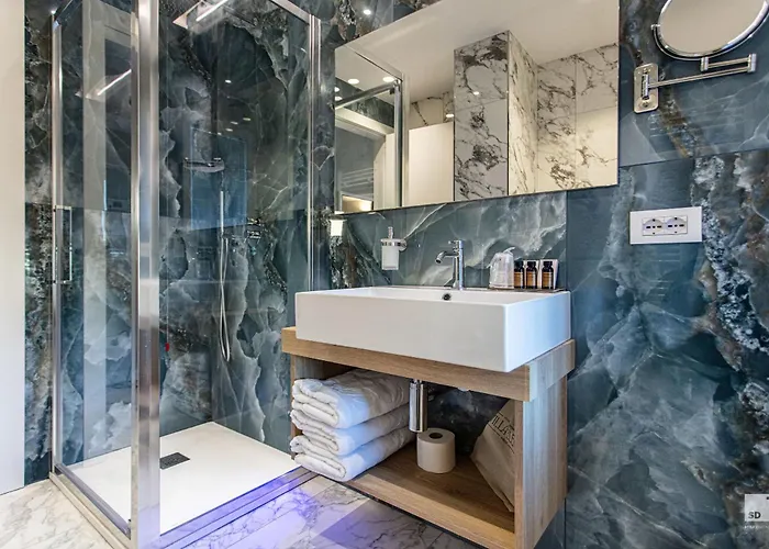 Отель Elena Варацце