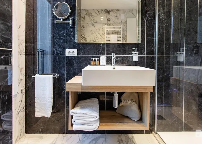 Elena Отель Варацце