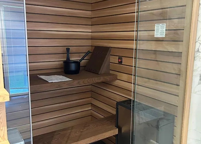 Отель Elena Варацце