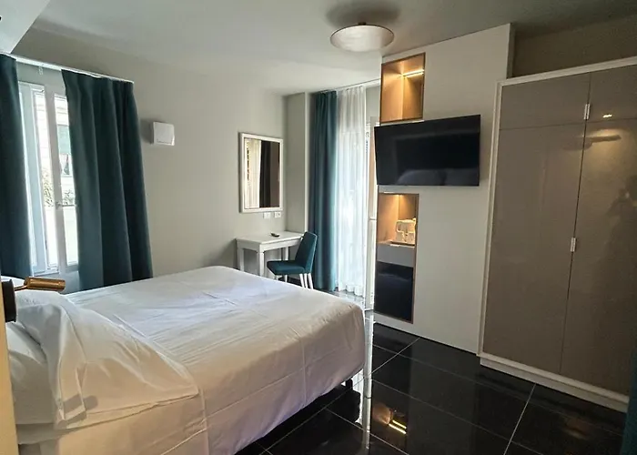 Elena Отель Варацце